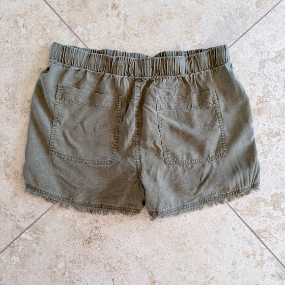 BELLA DAHL | Frayed Edge Cargo Short in Fatigue Green, Size Small - Picture 7 of 8